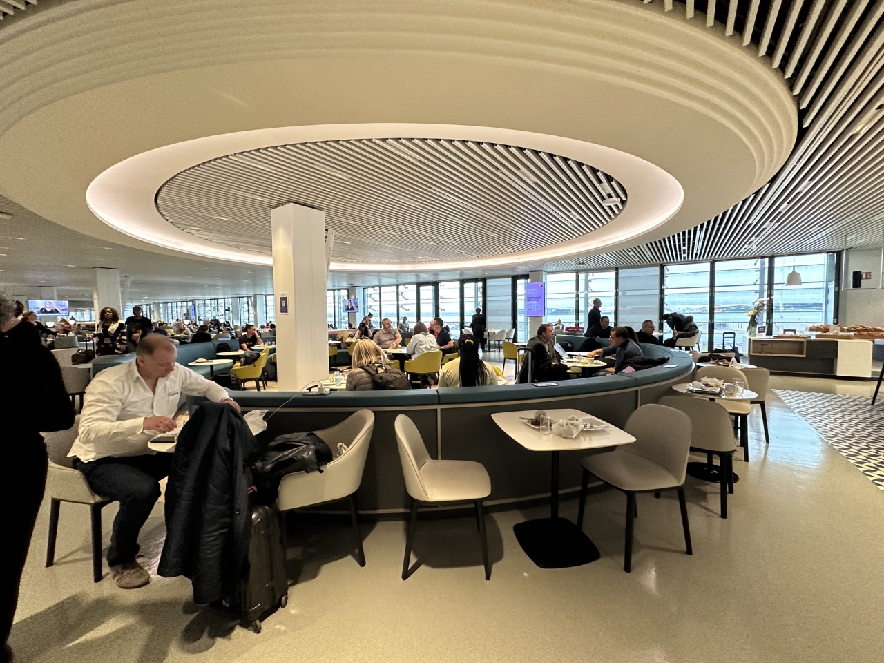 Main eating area in the Air France Lounge at CDG-2E Hall L