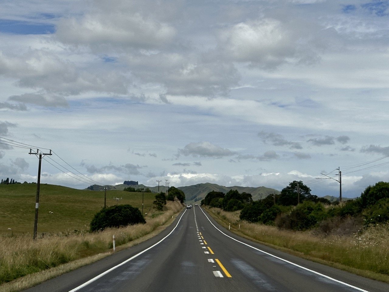 SH-1 in the central area of the North Island has beautiful hilly scenery