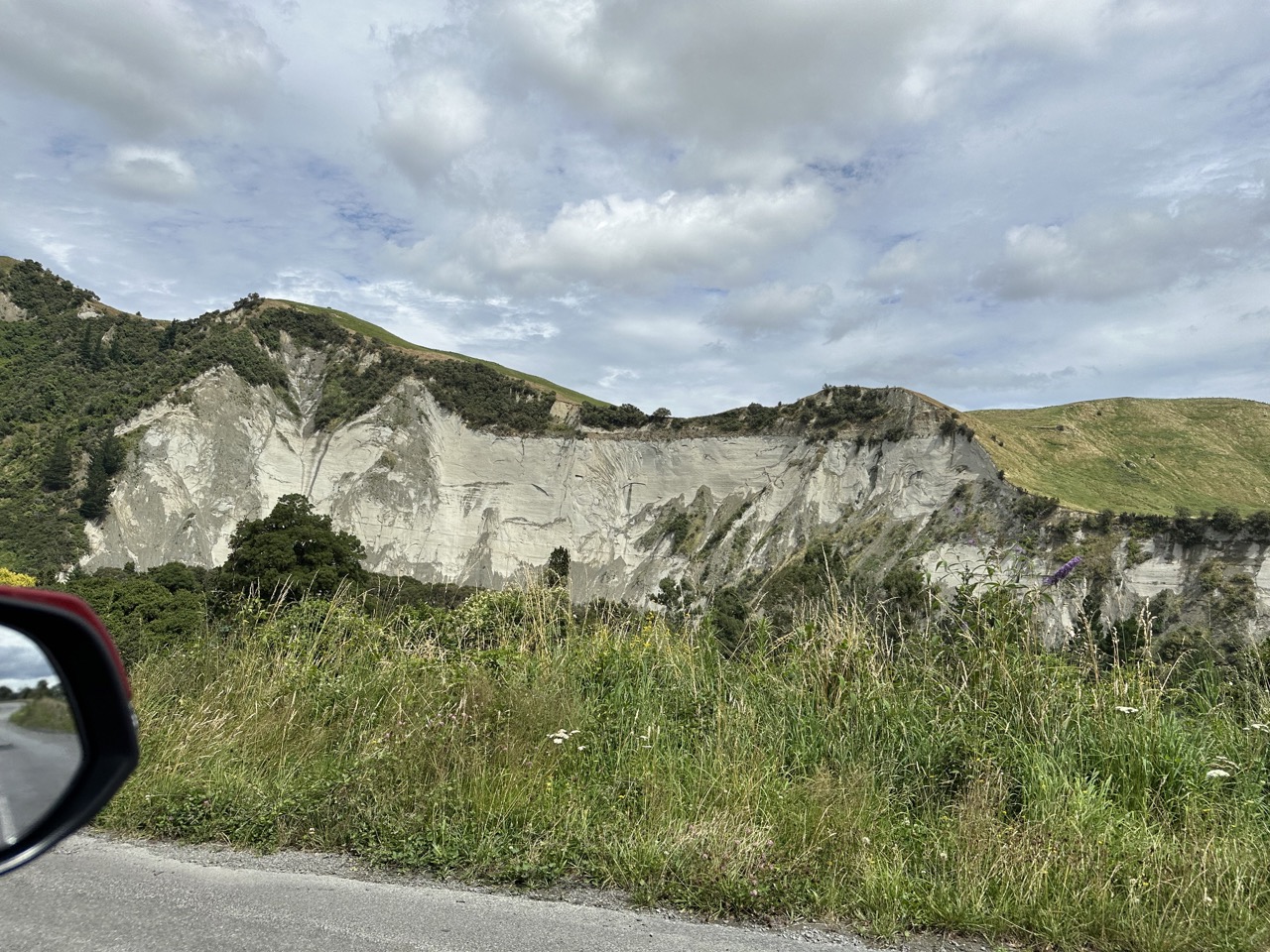 SH-1 in the central area of the North Island passes through lots of steep cliffs and gorges