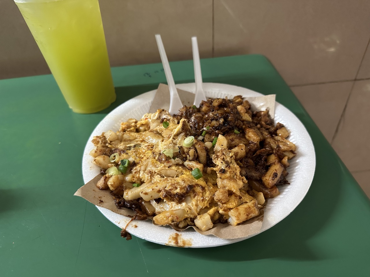 I returned to Maxwell Food Centre and had some black and white carrot cake