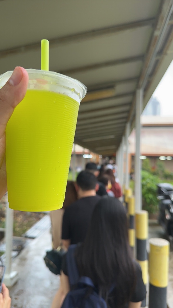 I drank some calamansi (Filipino Lime) juice while waiting in the long line for Tian Tian Hainanese Chicken Rice