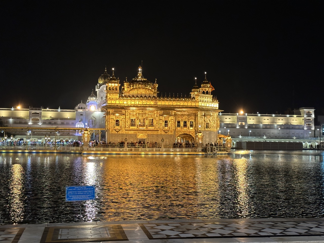 I went back to the golden temple to see it lit up at night