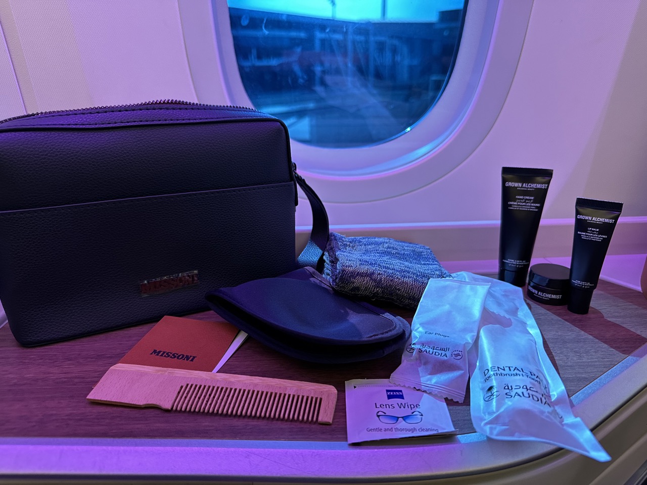 The contents of the male amenity kit from Saudia